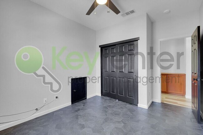 Building Photo - 973 Courtyards Loop