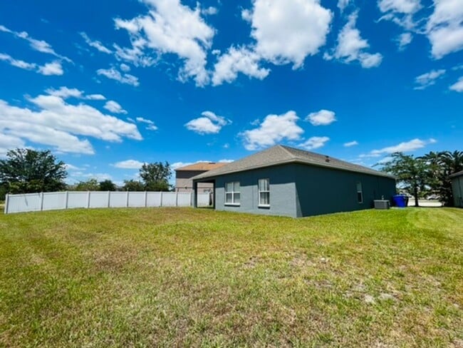 Building Photo - Kissimmee - 3 Bedroom, 2 Bathroom Single Family Home in a Gated Community.