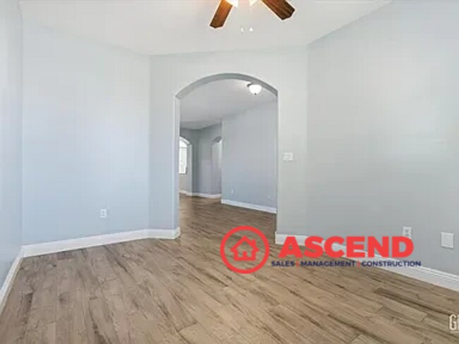 Building Photo - Stunning Home Home Off Jewetta Ave and Sno...