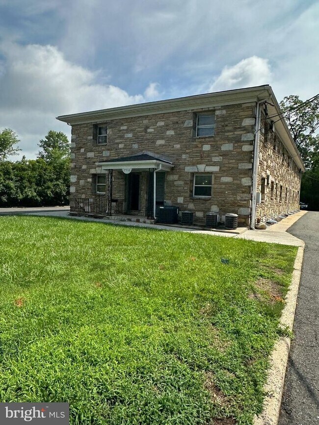 Building Photo - 564 Grand Ave