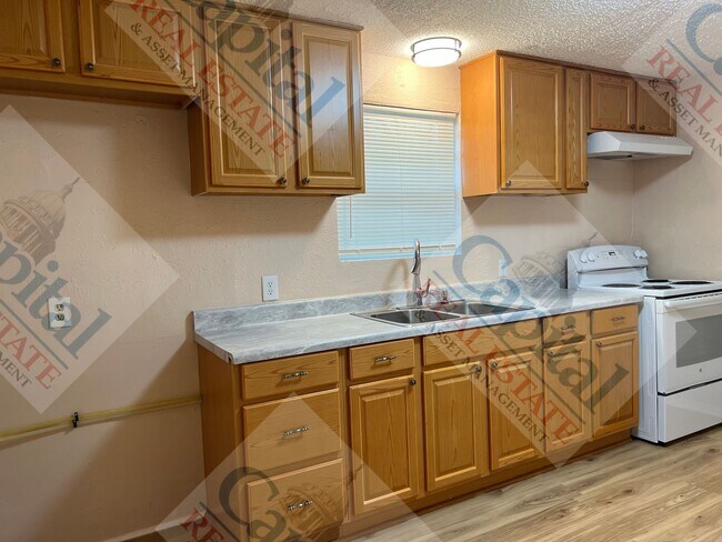 Building Photo - Charming 3 Bedroom