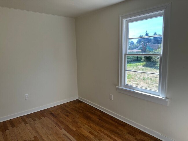 Building Photo - Updated 4 bedroom home on a huge lot!