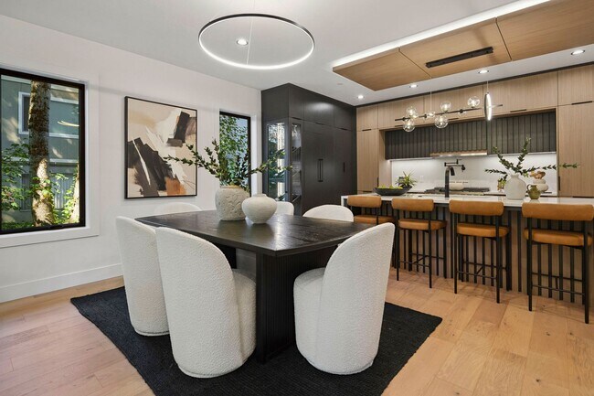 Building Photo - Skyview Townhome: Luxury Living in Lake Oswego's Premier First Addition Neighborhood