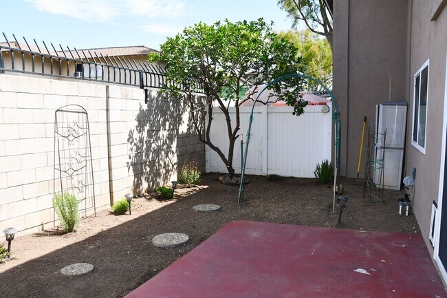 Building Photo - 660 S Glassell St