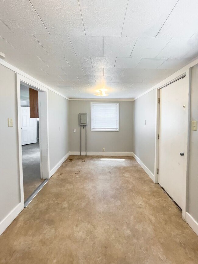 Building Photo - *AVAILABLE NOW!* Cozy Three Bedroom Home!