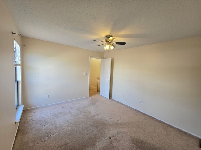 Building Photo - Spacious, freshly painted end-unit townhou...