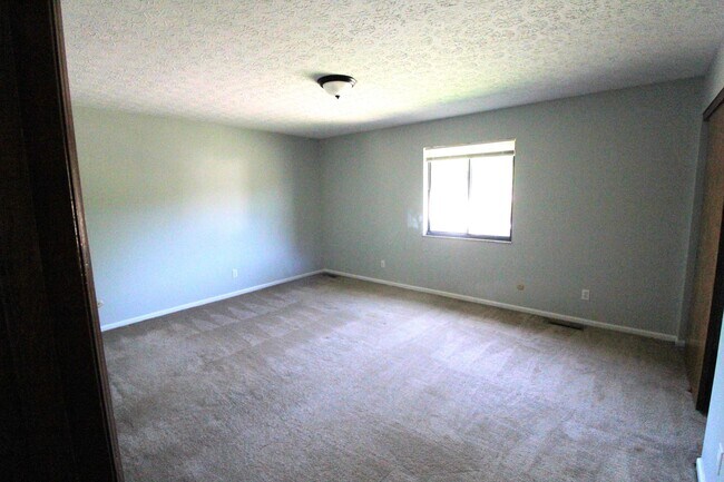 Building Photo - 1800 Quarry Ridge Dr