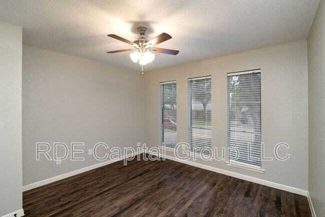 Building Photo - 4609 Biscayne Dr