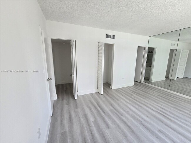Building Photo - 999 Brickell Bay Dr