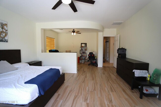 Building Photo - 2006 E San Carlos Pl