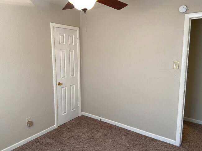 Building Photo - Cute & Cozy Two Bedroom Close to Clapp Park!