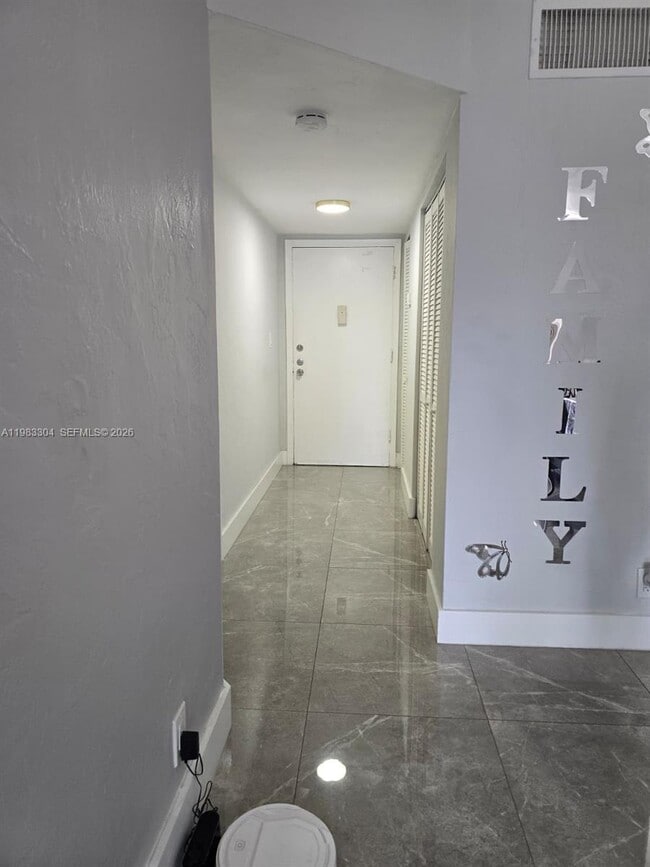 Building Photo - 13715 Kendale Lakes Cir