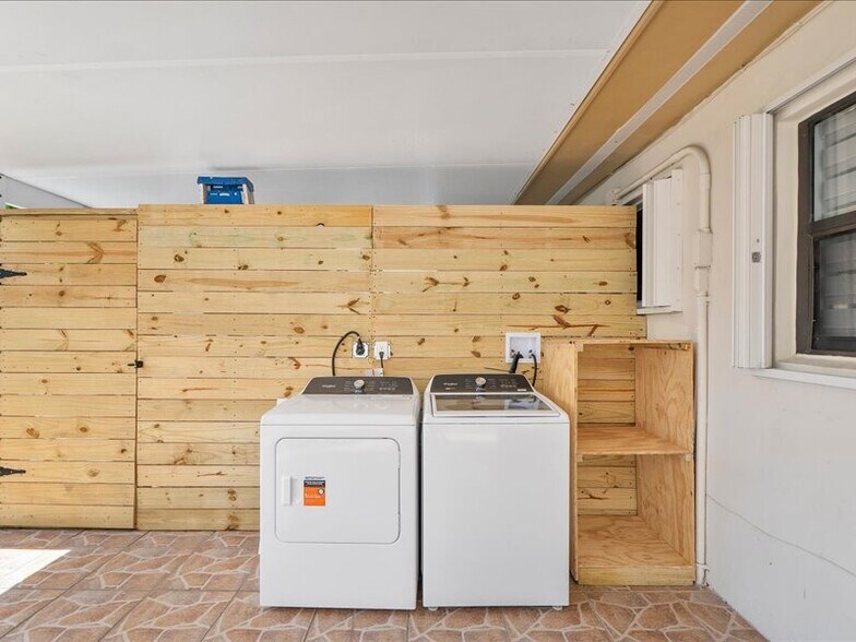 Backyard Space - brand new W/D - 6470 SW 38th St