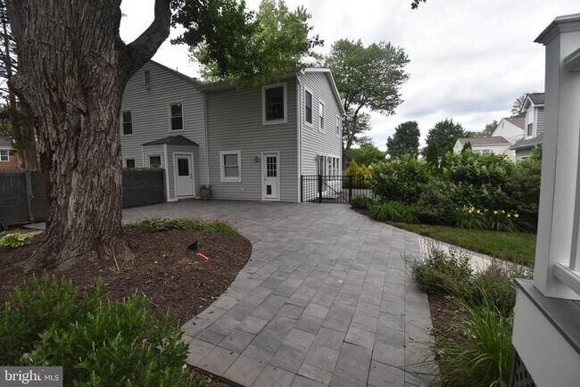 Building Photo - 2901 Meadow View Rd