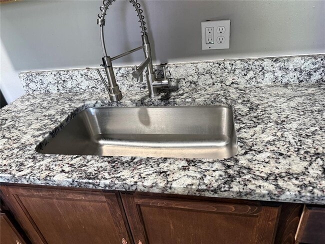 Building Photo - 9009 Tudor Dr