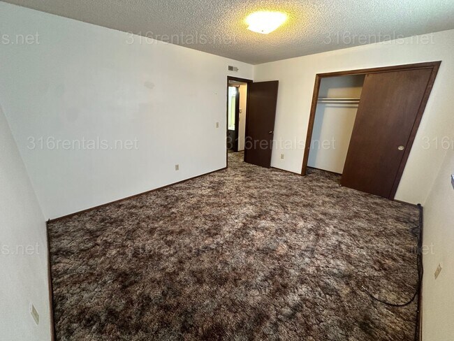 Building Photo - $750 - 2 bed 1 bath - Second floor Apartment