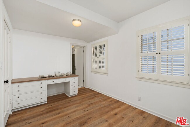 Building Photo - 234 S Roxbury Dr