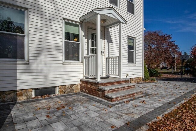 Building Photo - 33 Dunbar St