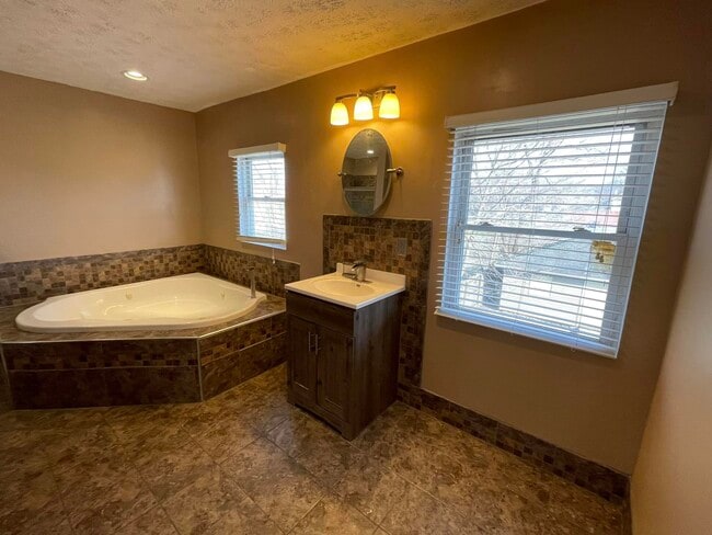 Building Photo - 332 E Lincoln St