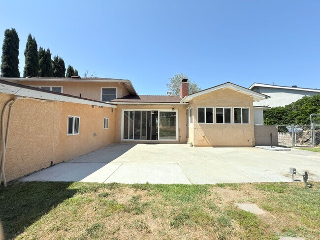 Building Photo - Spacious 4-Bedroom Home in Prime Santa Cla...