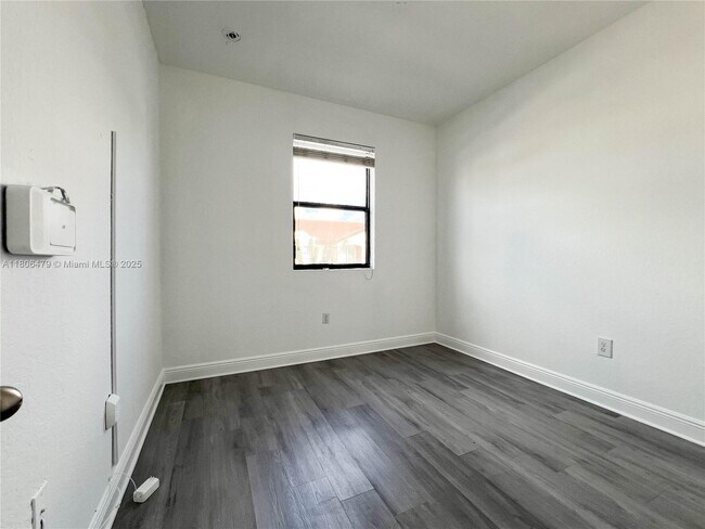 Building Photo - 639 NE 33rd Terrace