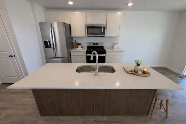 Building Photo - NEW TOWNHOME READY TO MOVE IN!