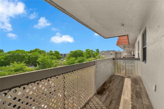 Building Photo - 1121 SW 122nd Ave