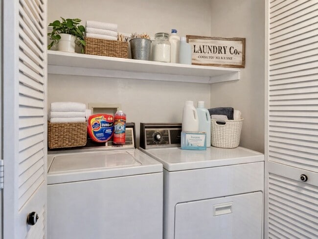 Building Photo - 1BR Condo • Fireplace • Balcony in Aurora