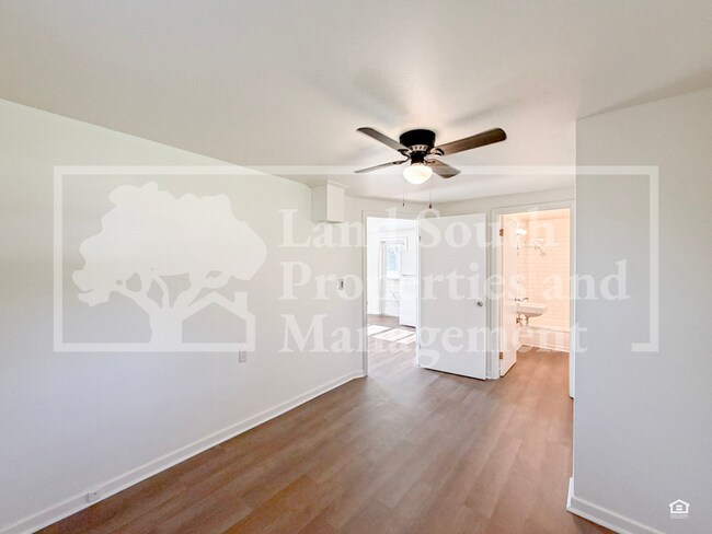 Building Photo - 1030 Lakewood Ct