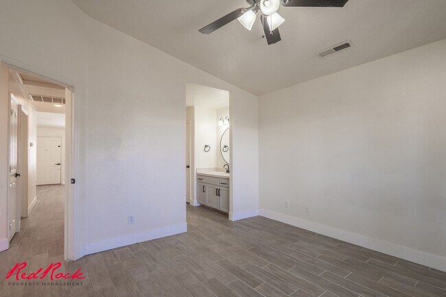 Building Photo - Small Dog Friendly! 3 Bedroom Single-Level...