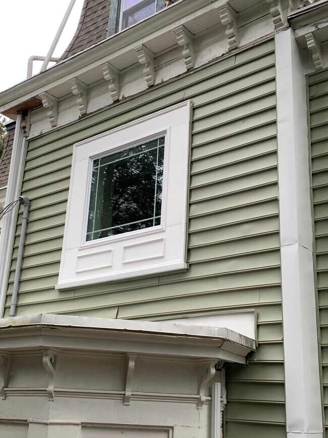 Building Photo - 410 W Maple Ave