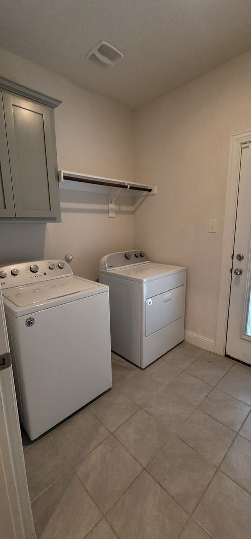 Building Photo - Beautiful 2 Story House with 2 Living Area...