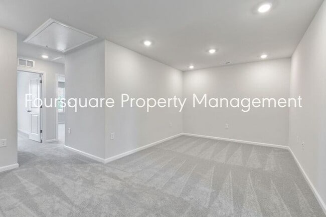 Building Photo - Townhome | Bonus Loft Space | Internet Inc...