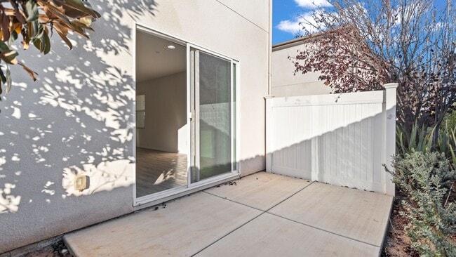 Building Photo - 2BR Townhouse in Imperial Beach with Washer/Dryer and Garage!