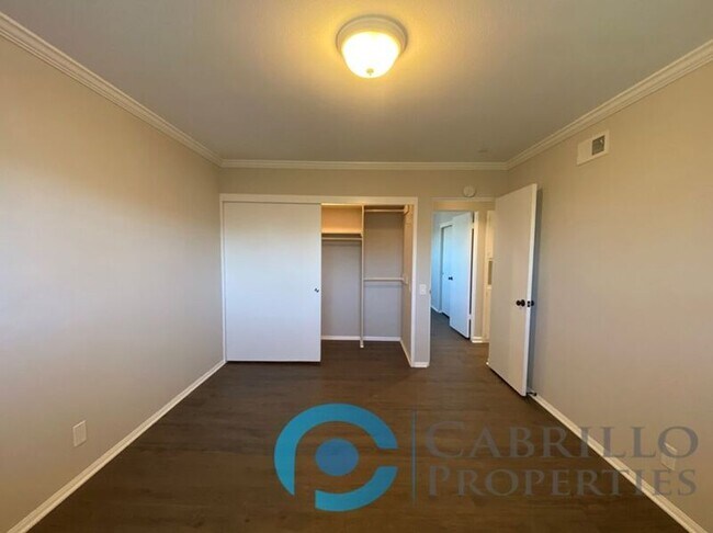 Building Photo - 3076 Governor Dr