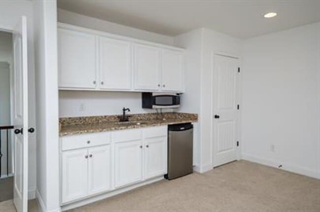 Building Photo - Stunning 4/3 Available Now!
