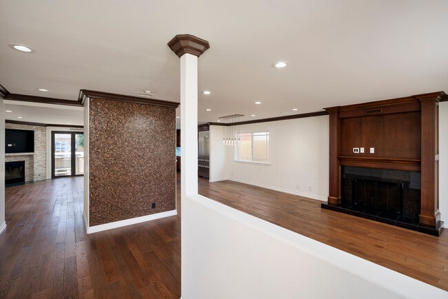 Building Photo - 8562 Sandy Hook Dr