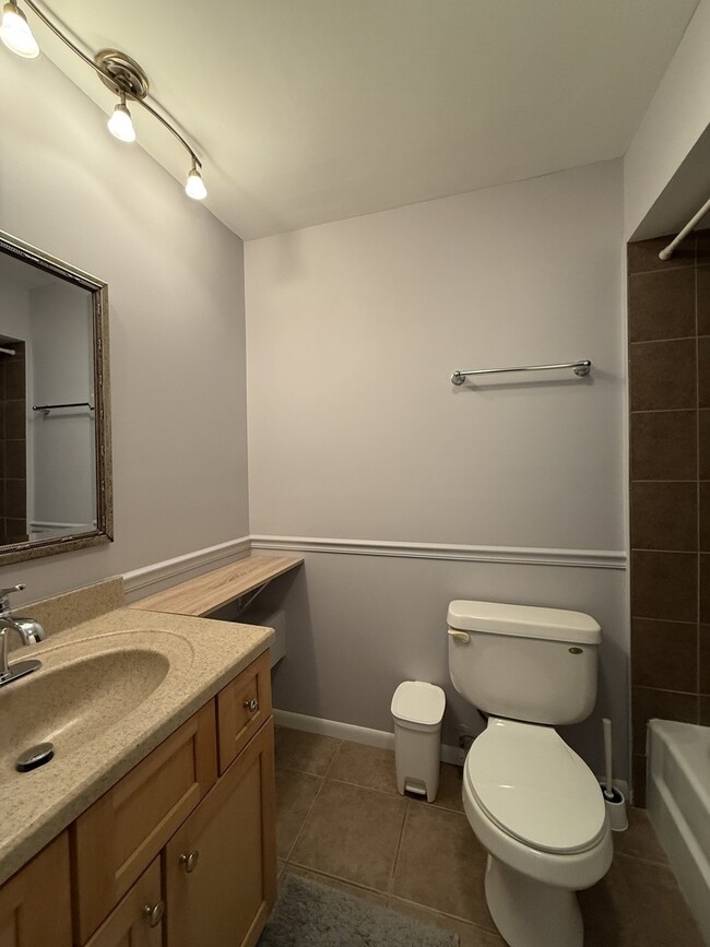 Building Photo - 3026 Roberts Dr