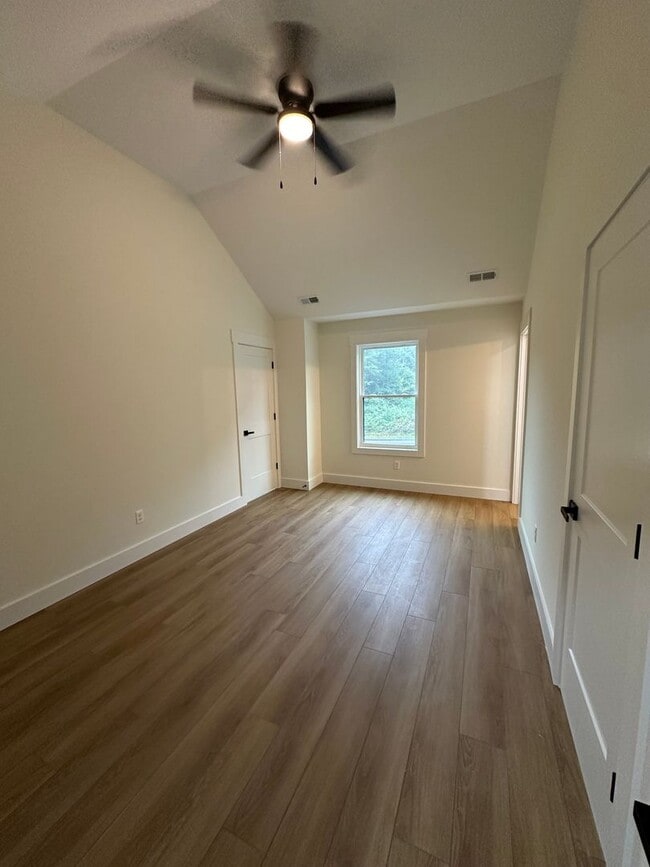 Building Photo - Gorgeous townhome on Candlers Mt! Close to LU. First month rent half off special!