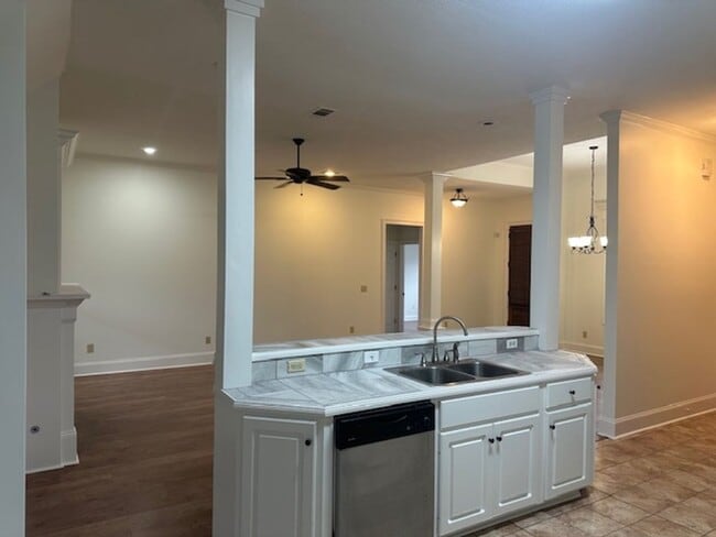 Building Photo - 3/2 with bonus room for rent in Gluckstadt!!!