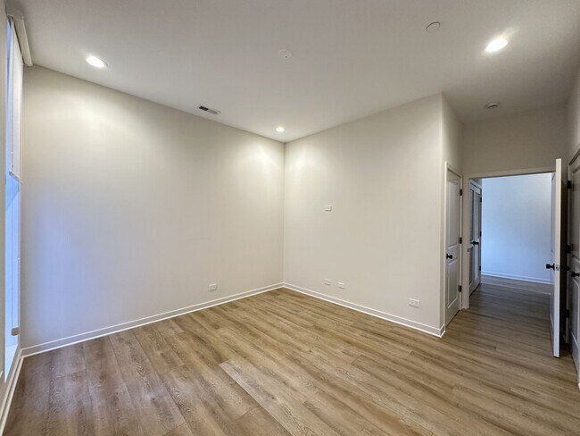 Building Photo - 6340 W Belmont Ave