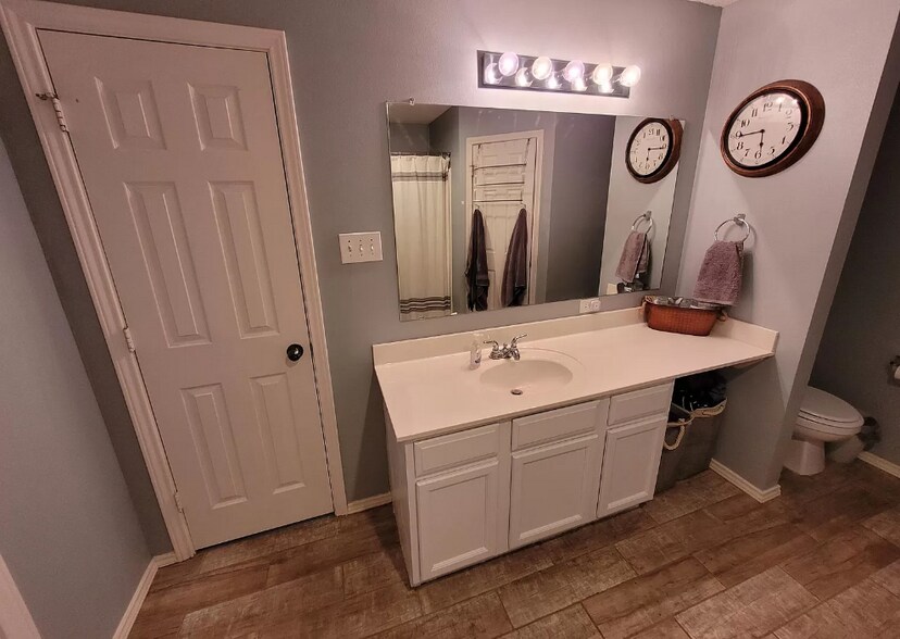 Building Photo - 518 N Juneau Ave