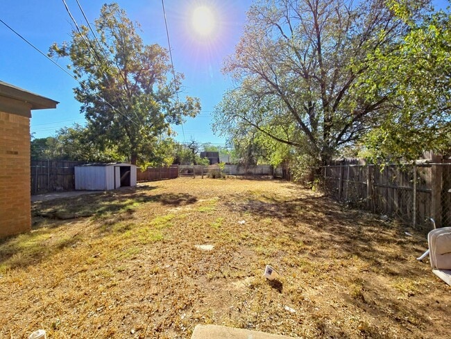 Building Photo - Cozy 2 Bedroom Home