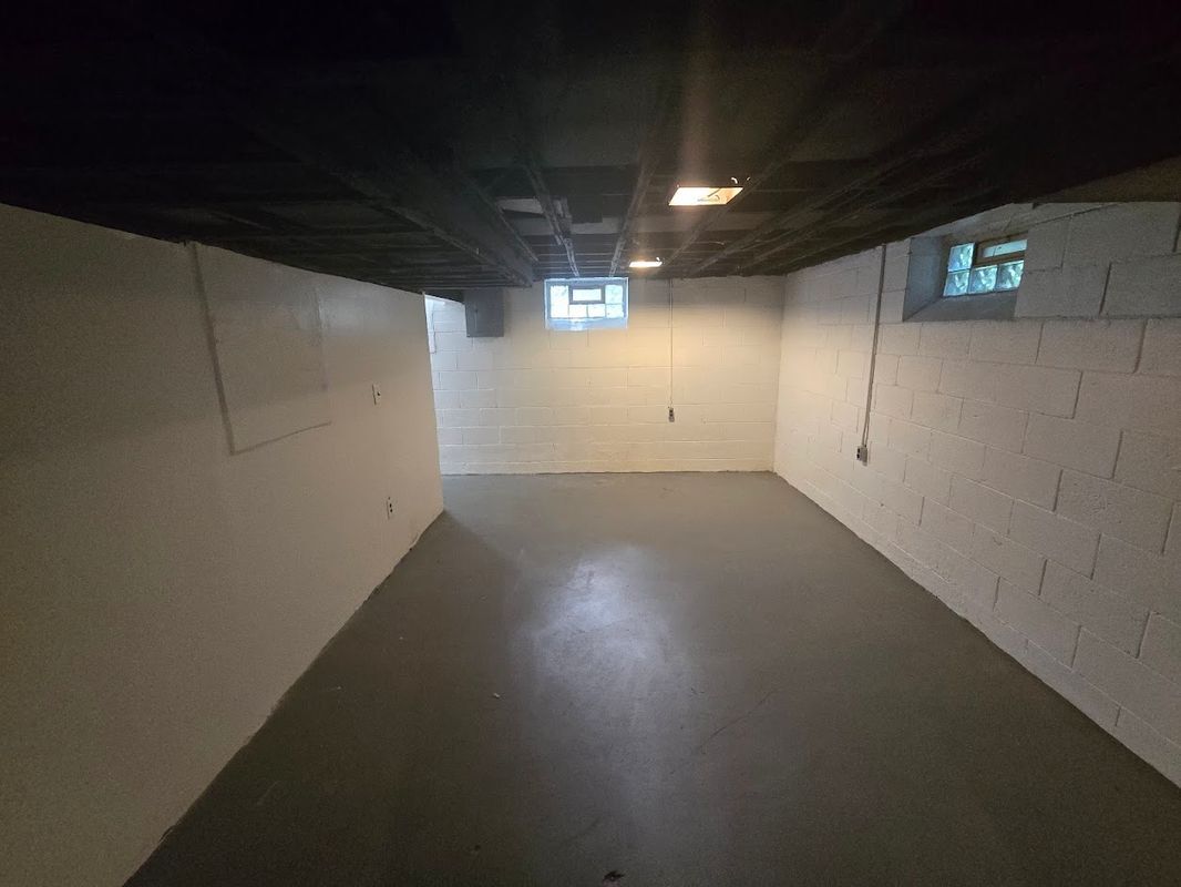 Building Photo - 10860 Duprey St