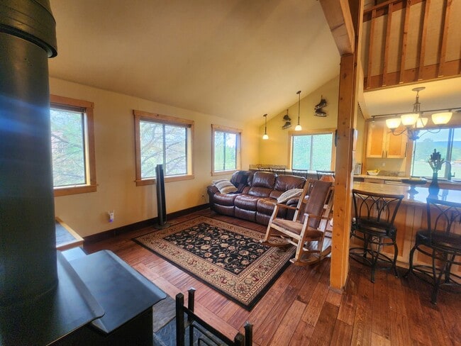 Building Photo - Spacious Apartment on Lake Hatcher **Rent ...