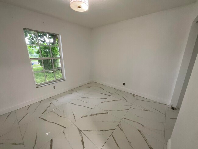 Building Photo - 609 W Ocean Ave