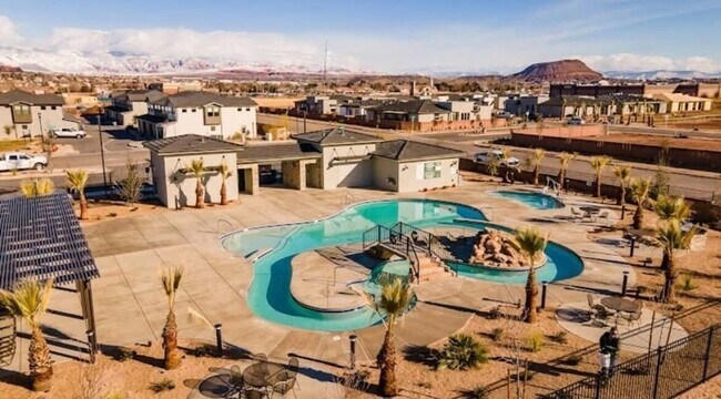 Building Photo - Gorgeous Townhome with Community Pool and Amenities
