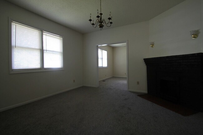 Building Photo - 556 Flint St
