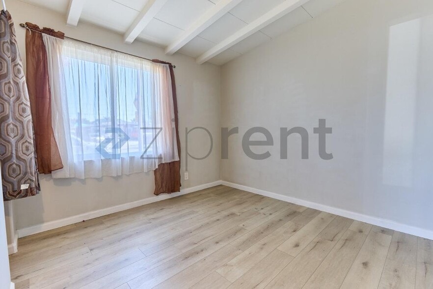 Building Photo - 915 N Holly St