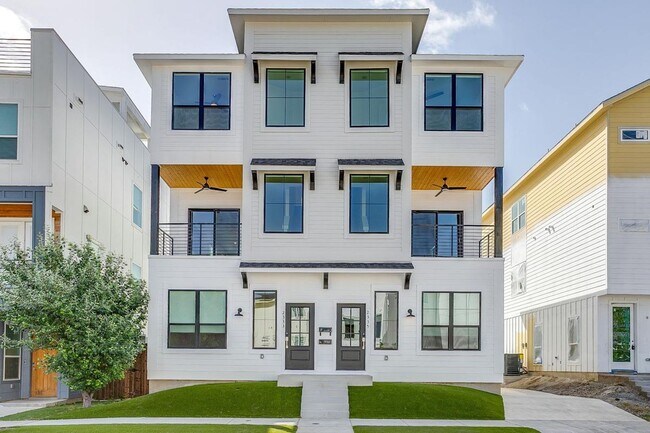 Building Photo - 2333 Benbrook Blvd